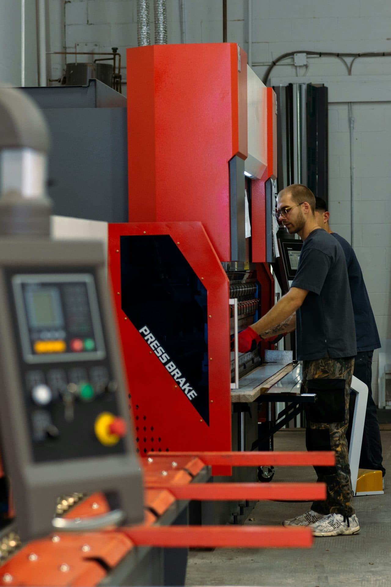 Taller metalmecánico representativo con equipo de conformado de placa