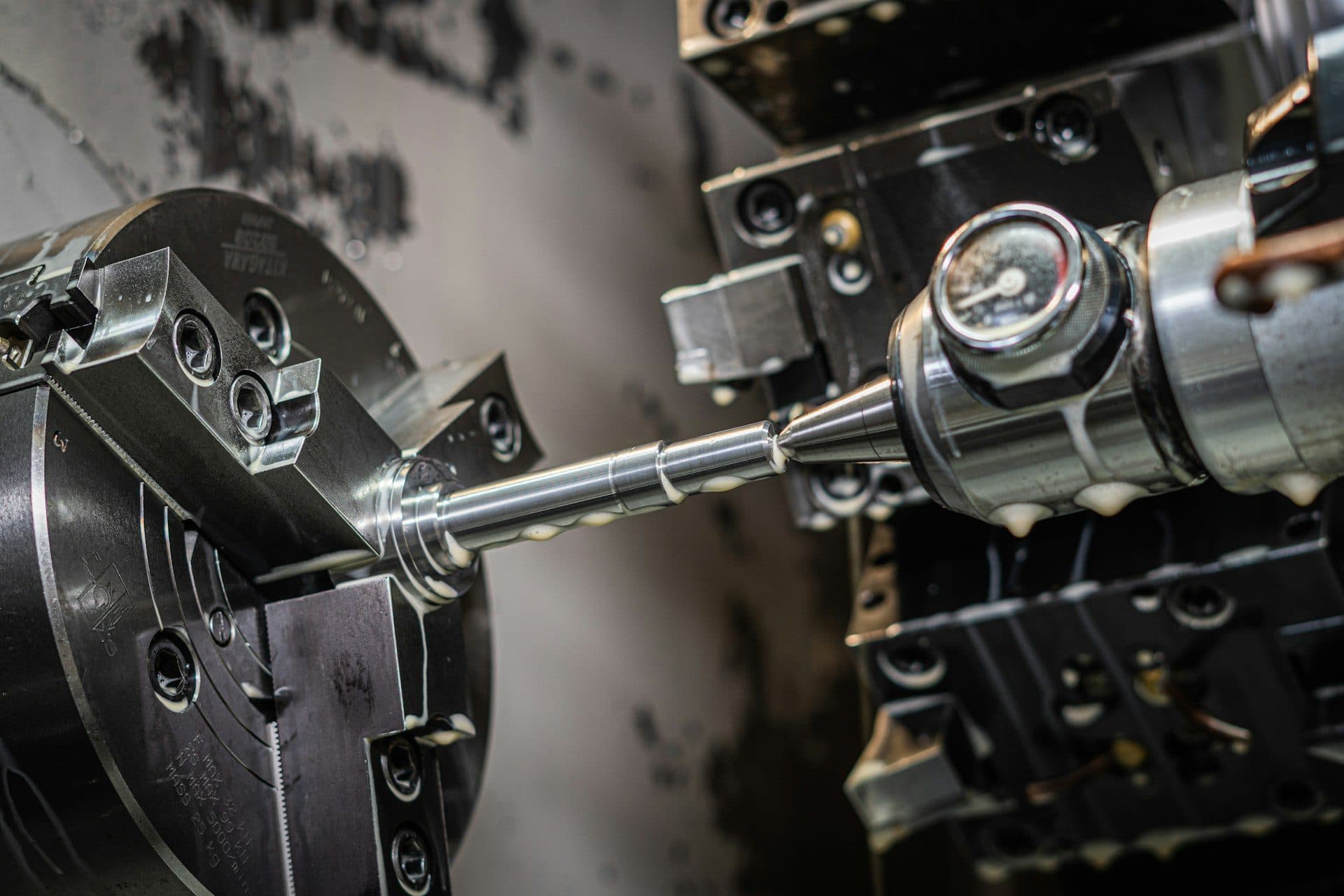 Torno convencional mecanizando una barra metálica, imagen representativa